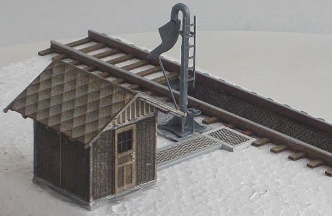 Studna s kalovou jámou a vod.jeřábem H0