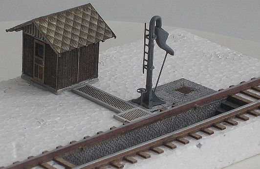 Studna s kalovou jámou a vod.jeřábem H0