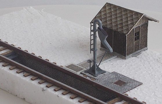 Studna s kalovou jámou a vod.jeřábem H0