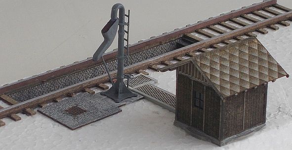 Studna s kalovou jámou a vod.jeřábem H0